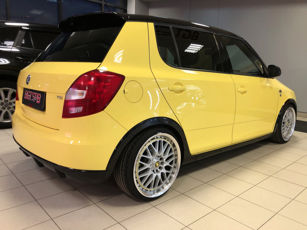 Škoda Fabia желтая