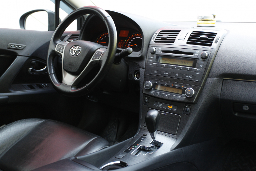 Toyota Avensis 2003 салон