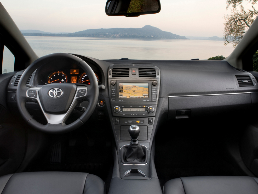 Toyota Avensis 2011 салон