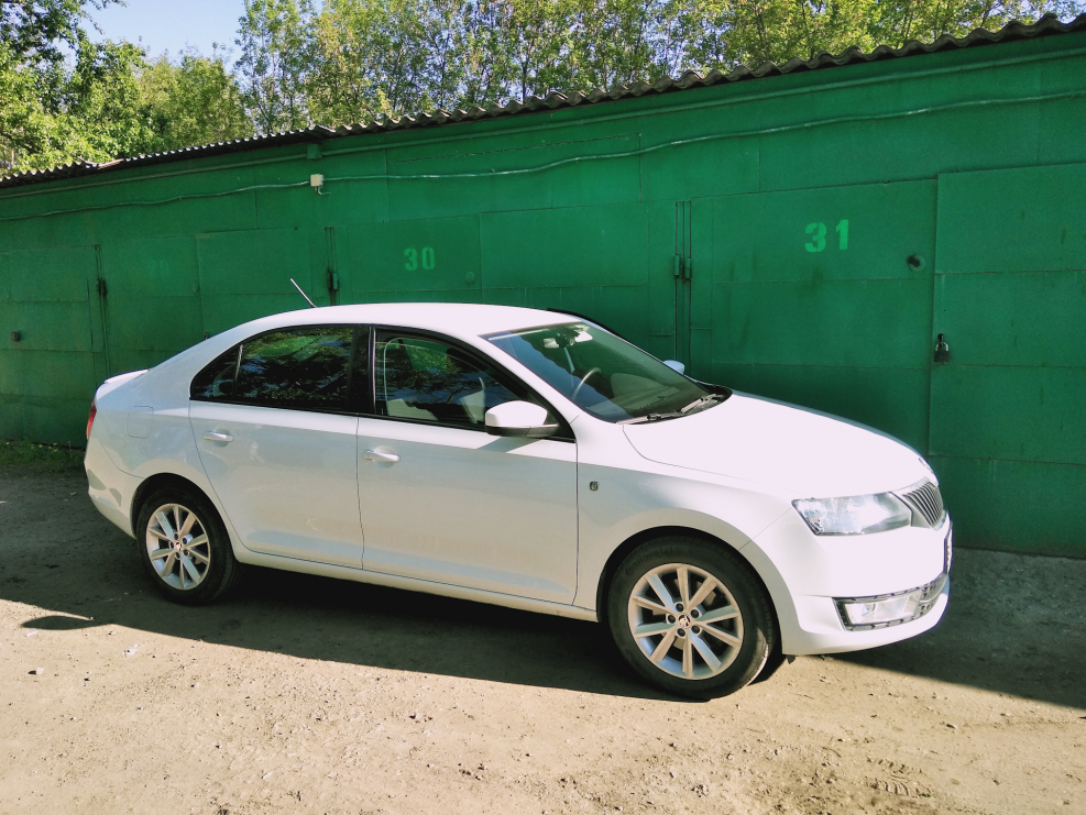 Skoda Rapid белая r15