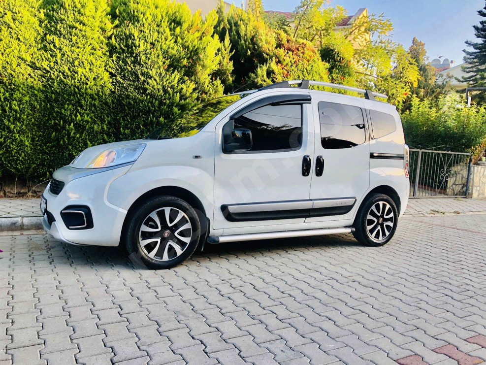 Fiat Fiorino 2018 на белом фоне