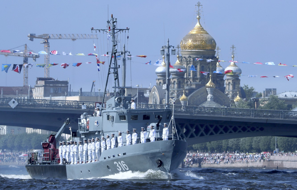 Парад военно морского флота в Санкт-Петербурге