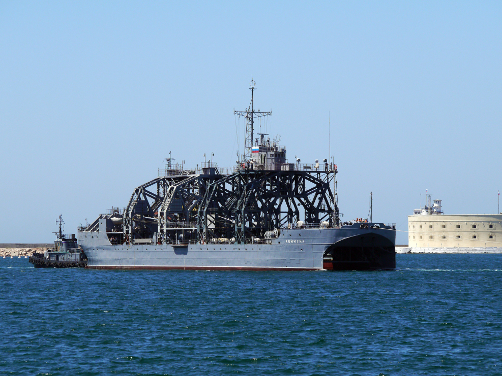 Судно в море