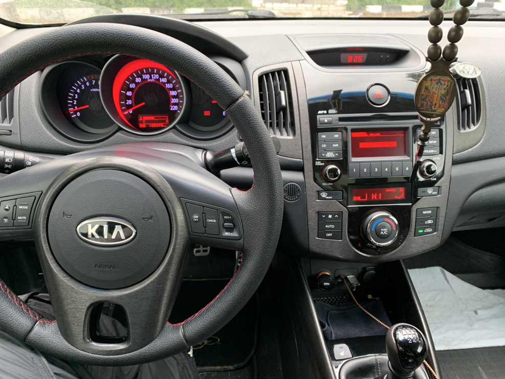 Kia Cerato Koup 2012 салон