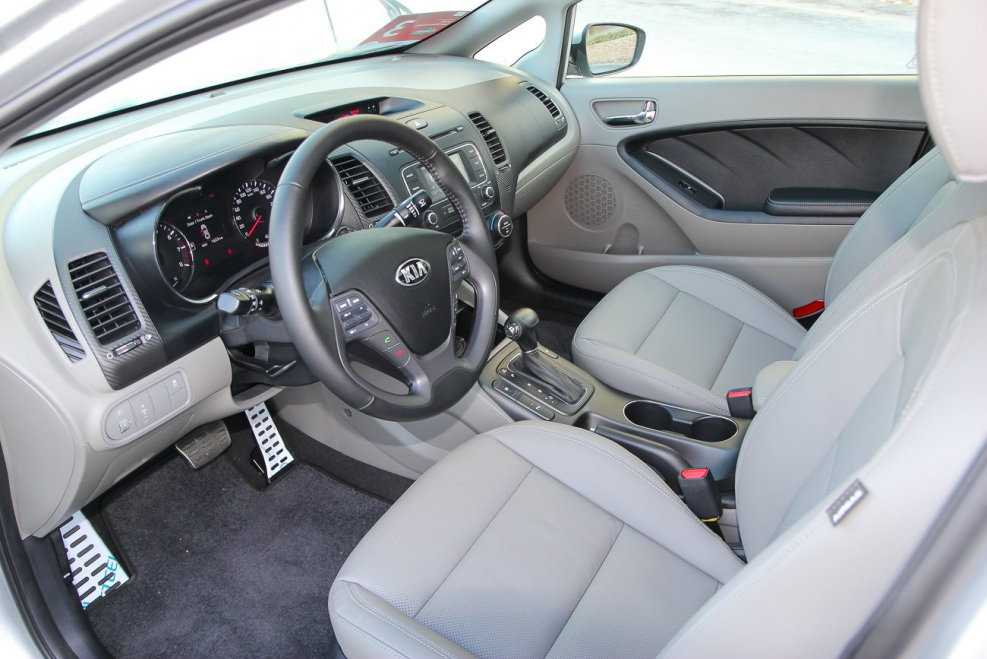 Kia Cerato белый салон