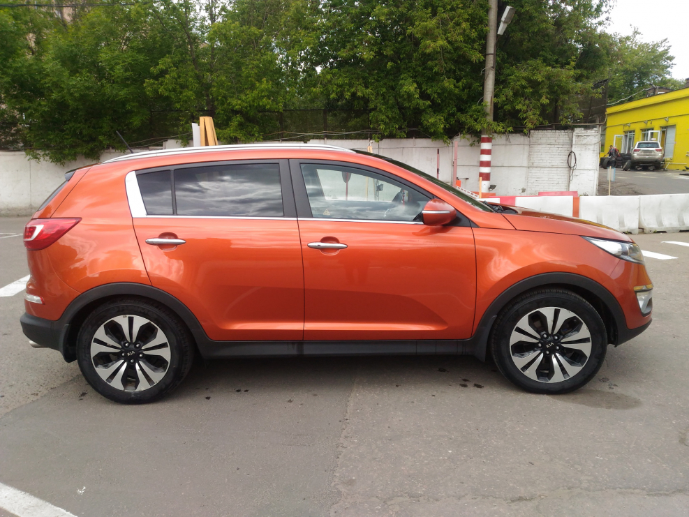 Orange Kia Sportage 3
