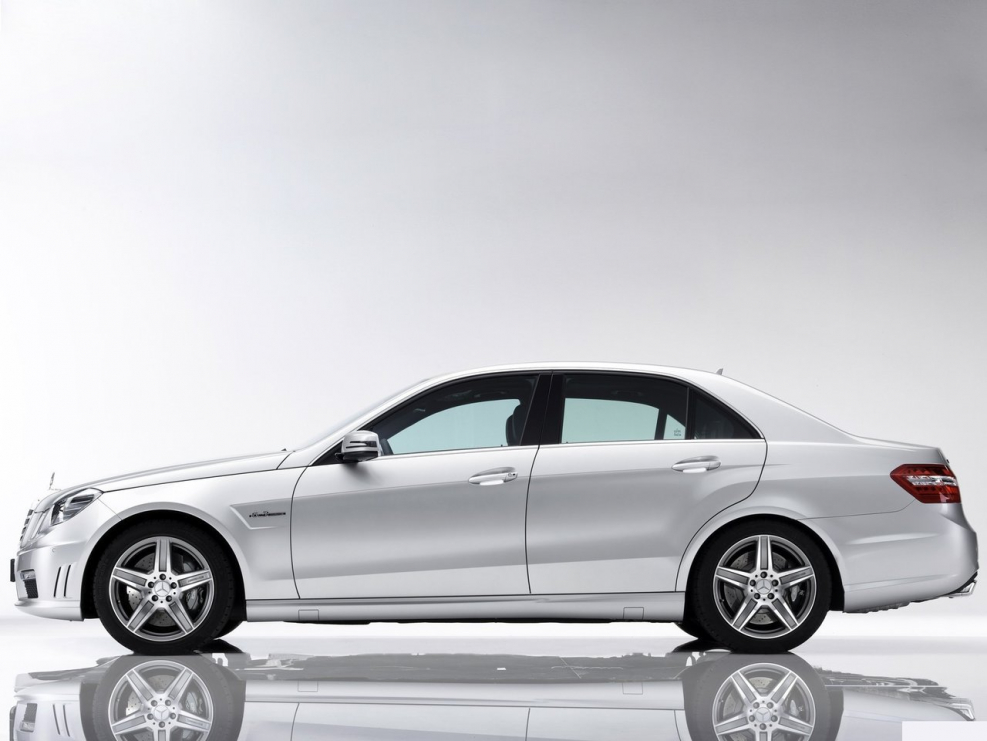 Mercedes e63 w212 сбоку