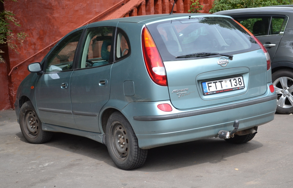 Ниссан Тино синий 2000