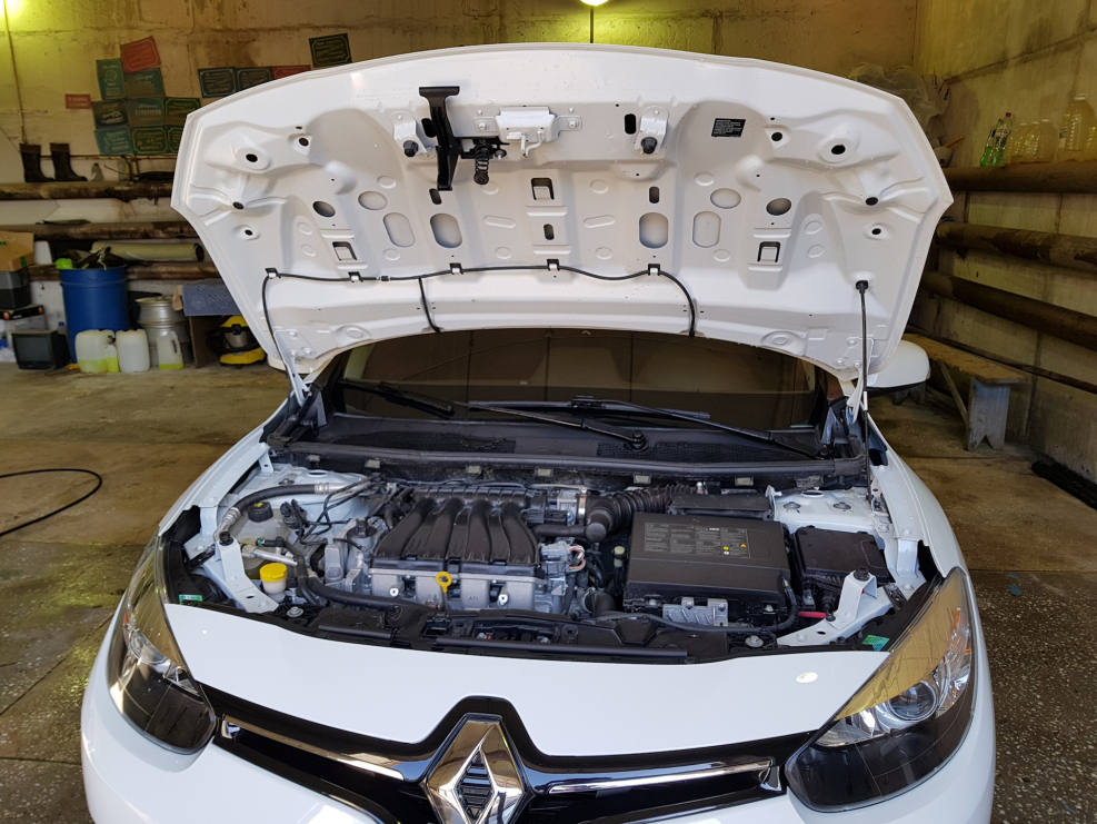 Renault Fluence подкапотное