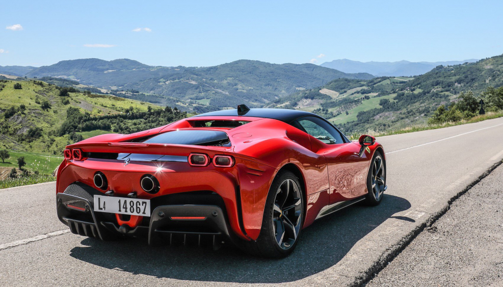 Феррари sf90 Stradale 2021