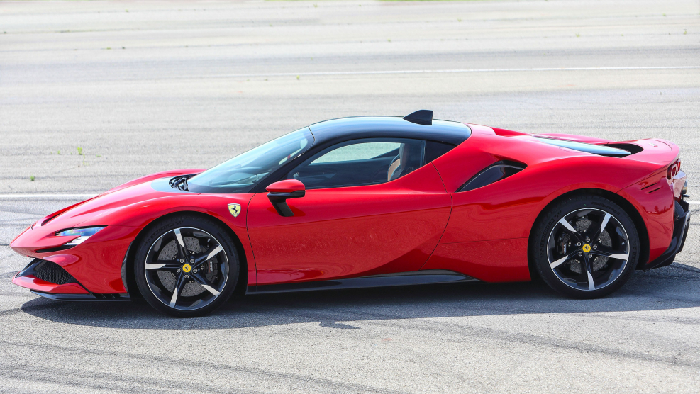 Суперкар sf90 Stradale