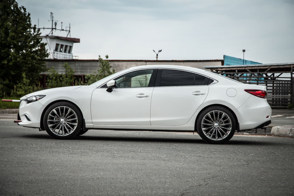 Mazda 6 белая r 19