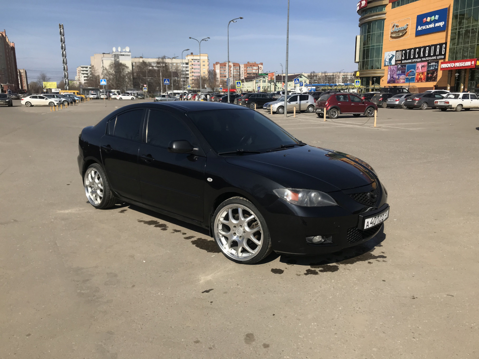 Mazda 3 седан черная на 19 дисках