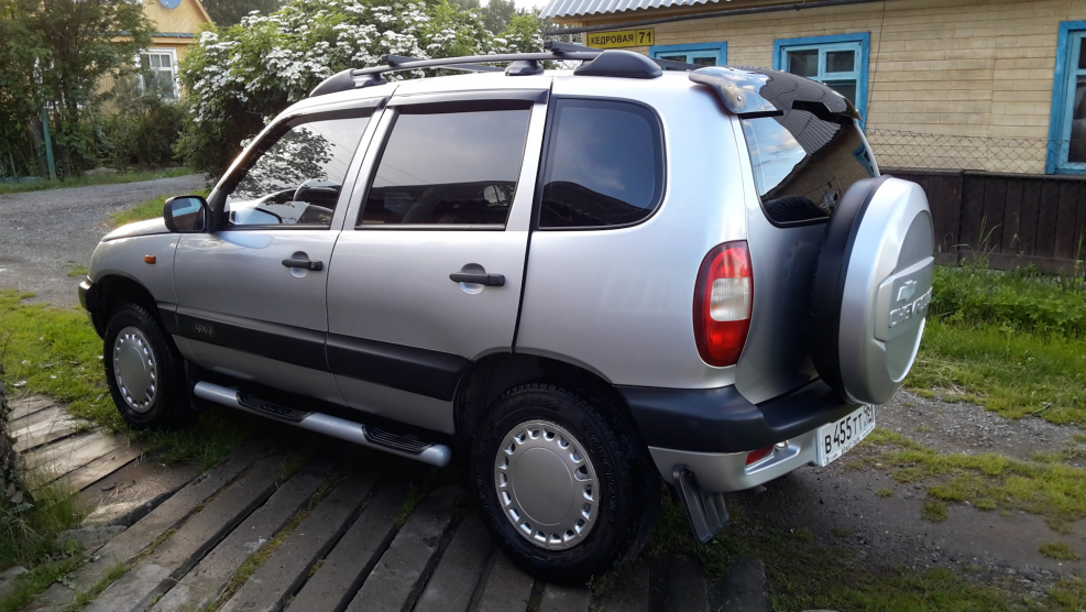 Спойлер на Chevrolet Niva