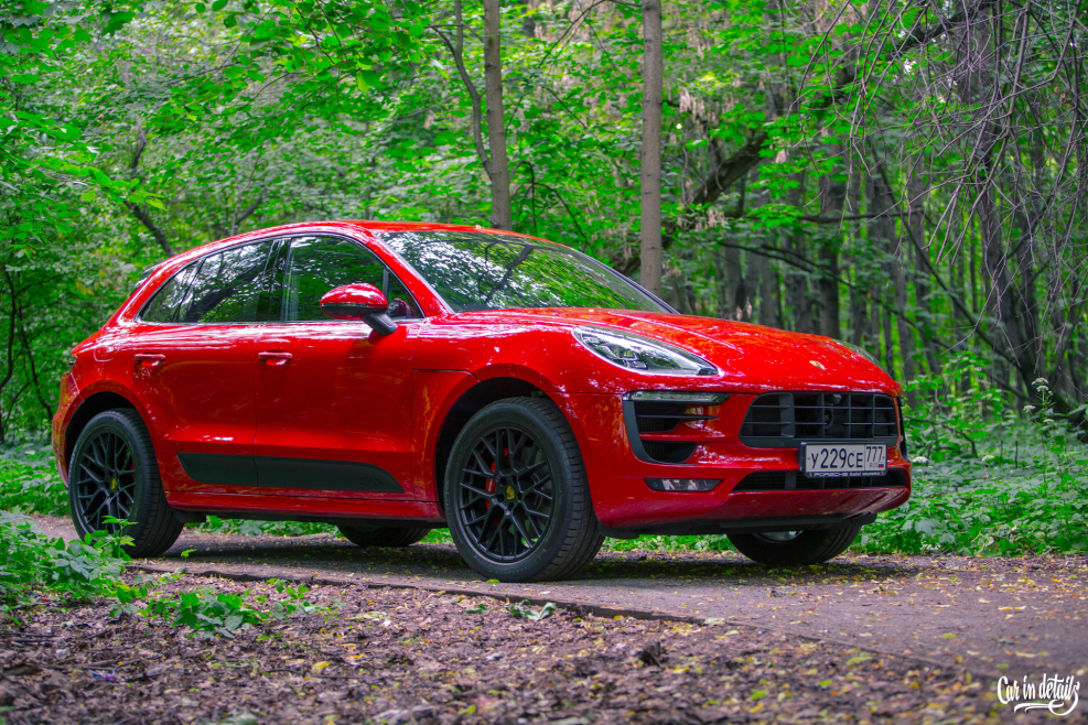 Porsche Macan красный