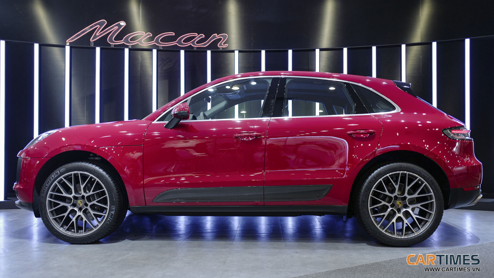 Porsche Macan красный
