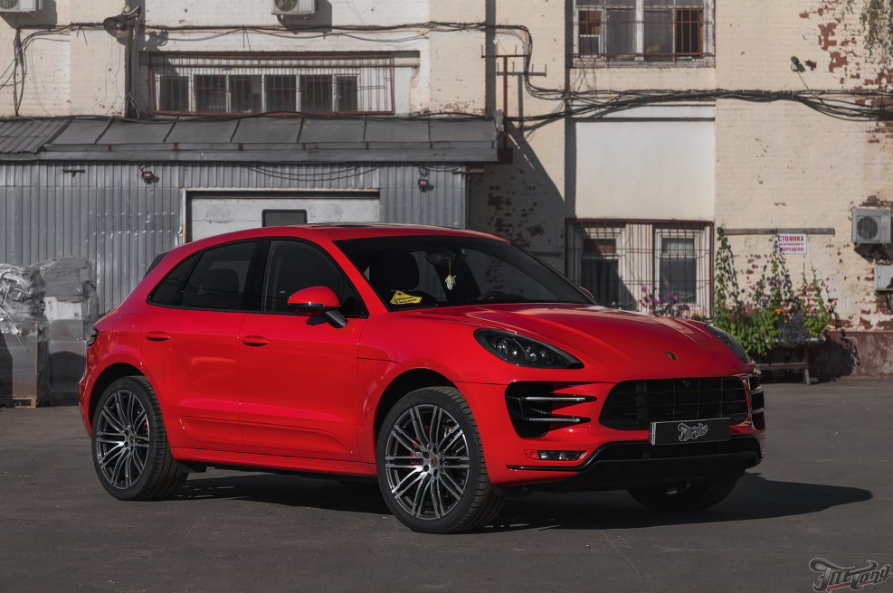 Porsche Macan красный