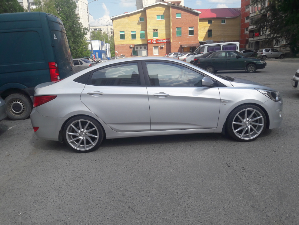 Hyundai Solaris 2015 на r17 серебро