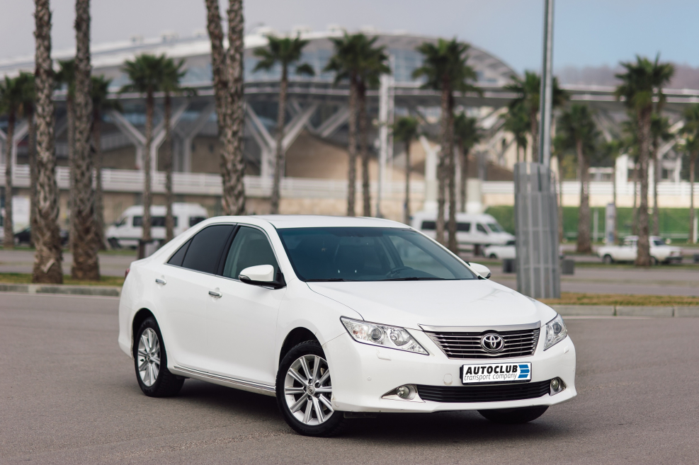 Toyota Camry 50 белая