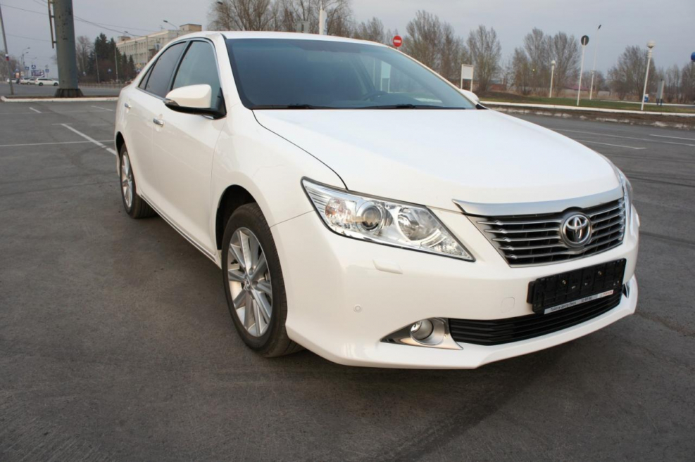 Toyota Camry v40 белая