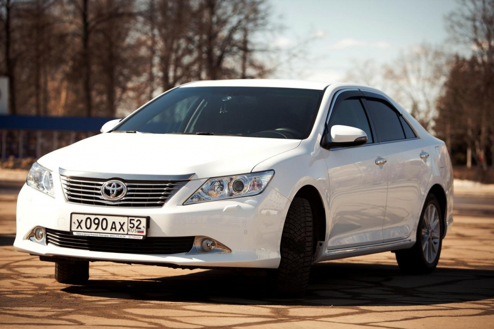 Toyota Camry 50 белая