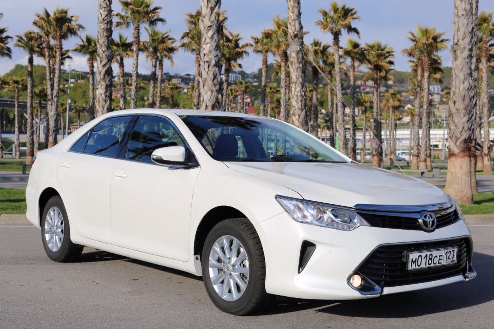Toyota Камри белая