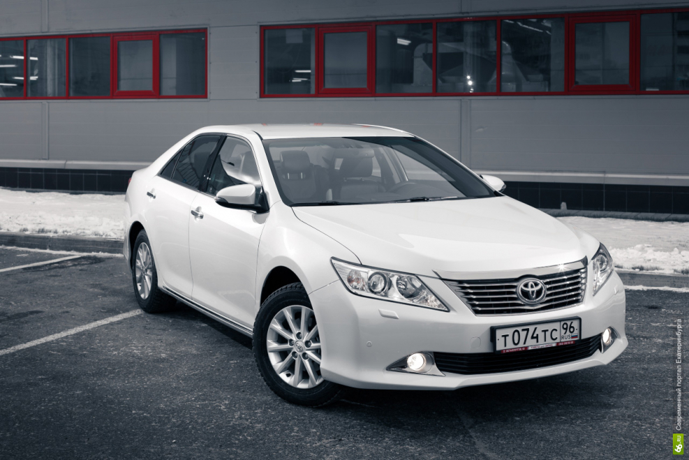 Toyota Camry 2012 белая