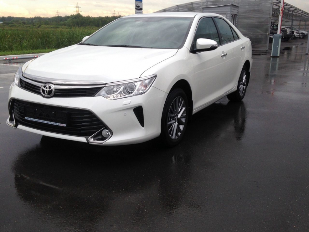 Toyota Camry белая