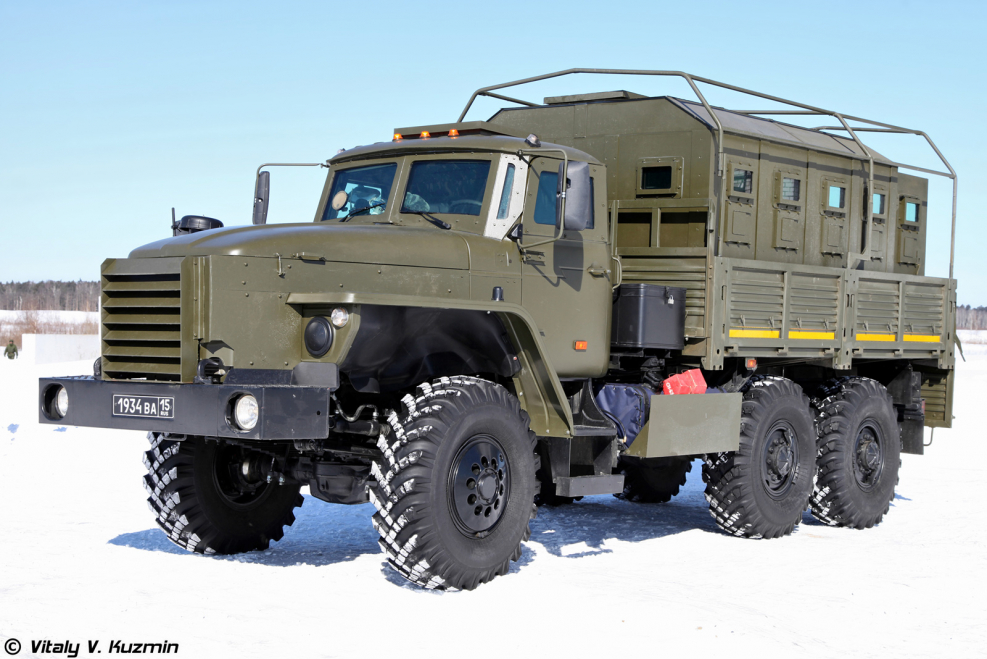 Урал 4320 тягач со спальником салон