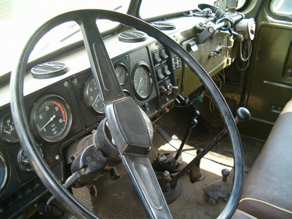 Урал 4320 салон кабины