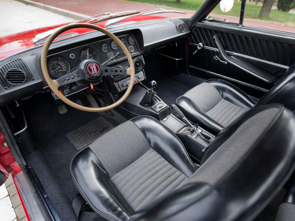 Fiat 124 Interior