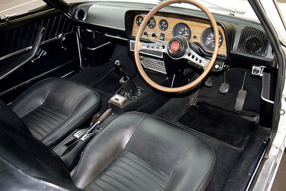 Fiat 124 Coupe салон