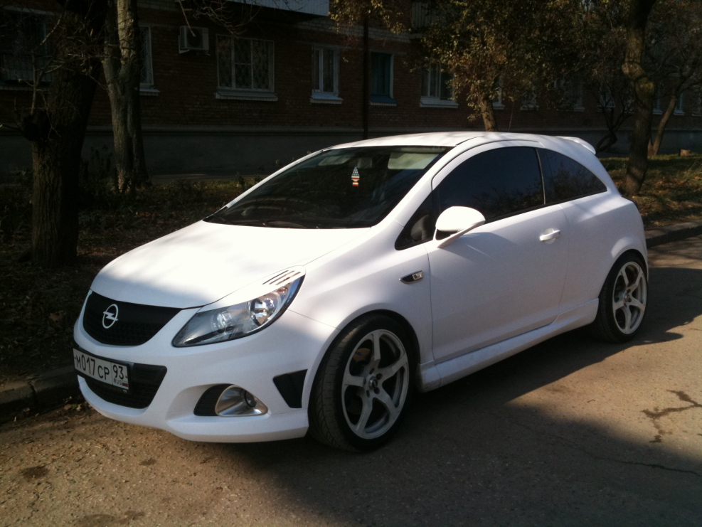 Опель Корса д белый на r16