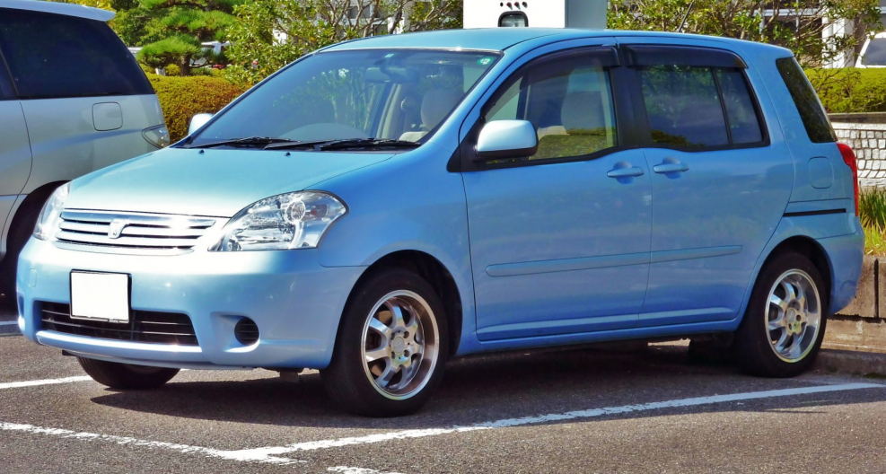 Тойота праворукая Раум