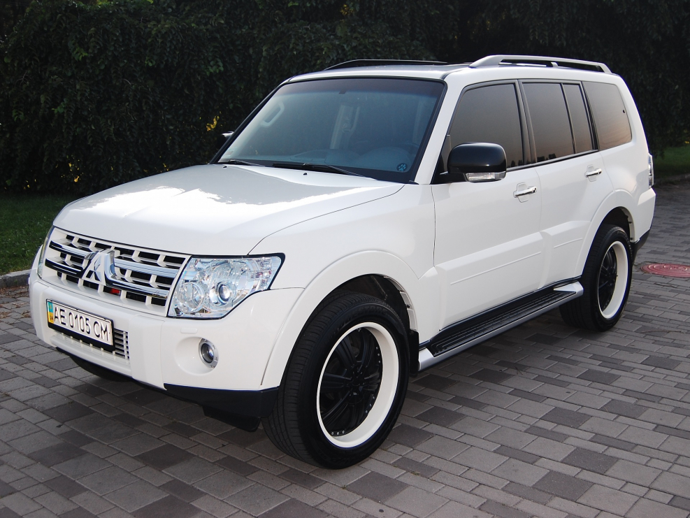 Mitsubishi Pajero 4 белый