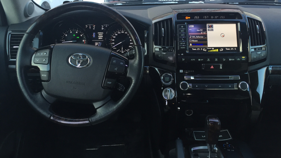 Toyota Land Cruiser 300 салон