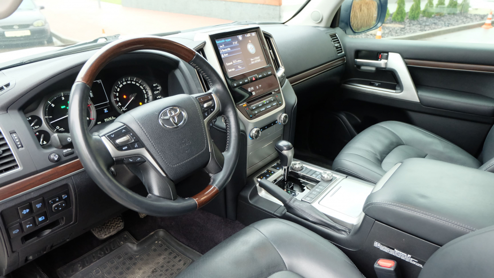 Toyota Land Cruiser 300 салон