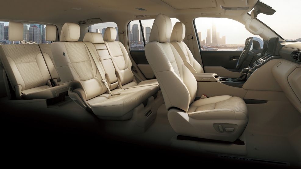 Toyota Land Cruiser 300 2021 салон