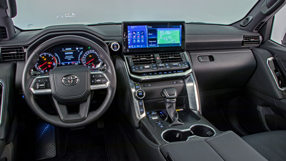Toyota Land Cruiser 300 2021 салон