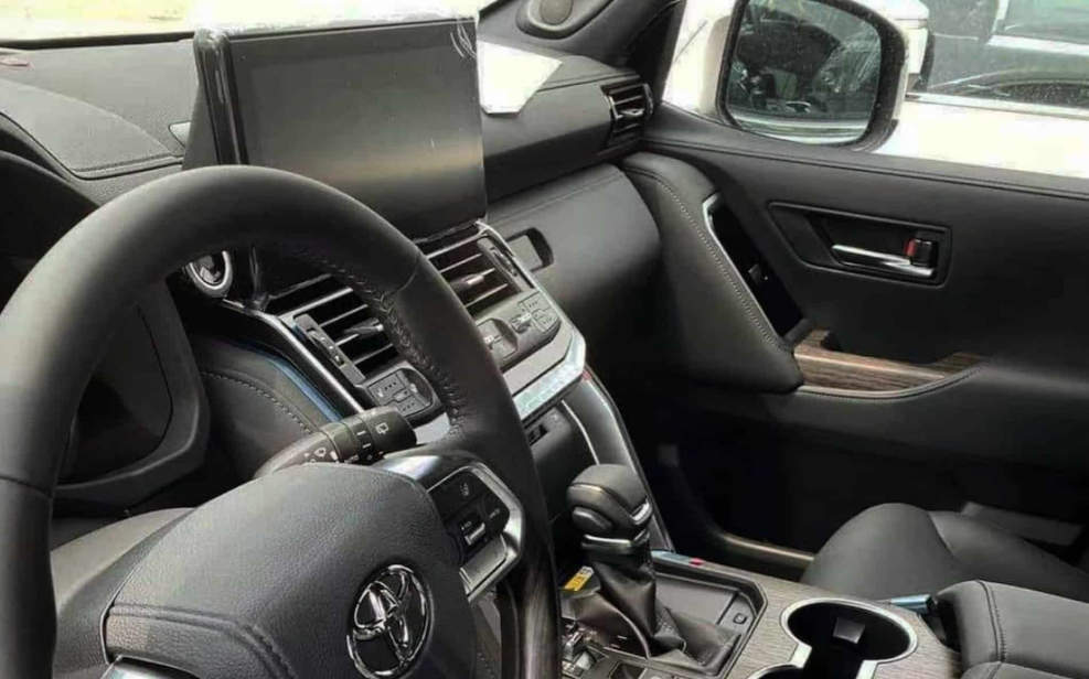 Toyota Land Cruiser 300 2021 салон