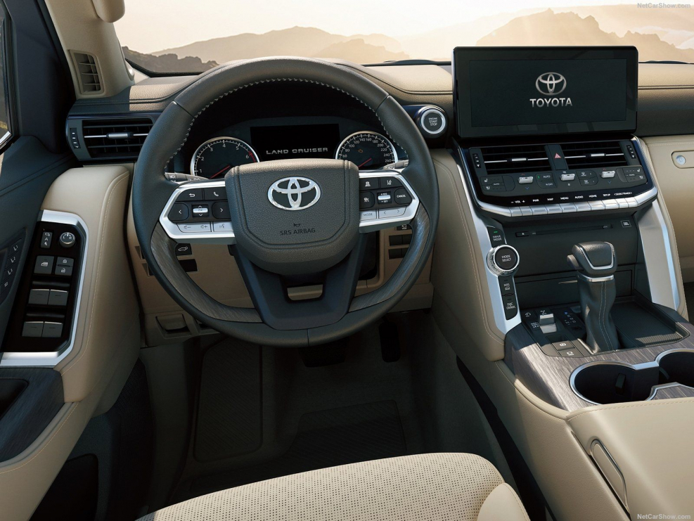 Toyota Land Cruiser 300 2021 салон