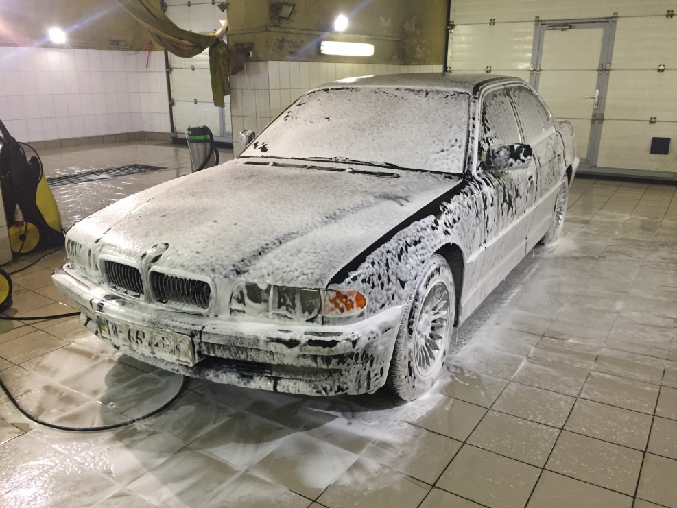 BMW е38 на автомойке