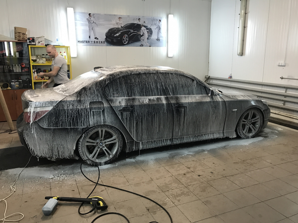 BMW на мойке. Е60