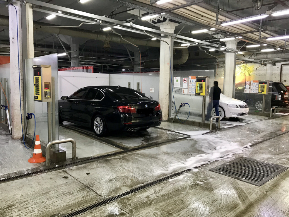 БМВ 5 на автомойке