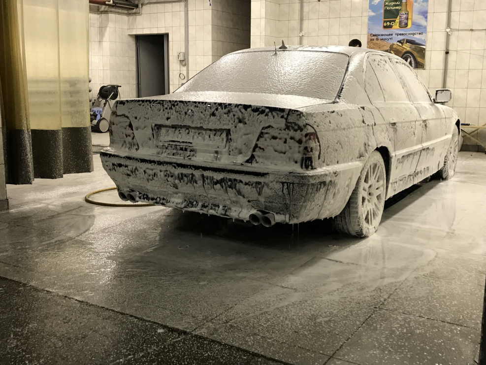 БМВ е34 на автомойке