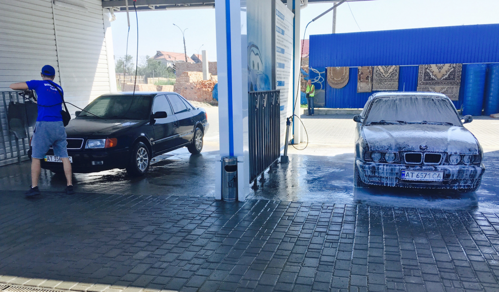 BMW e34 на мойке