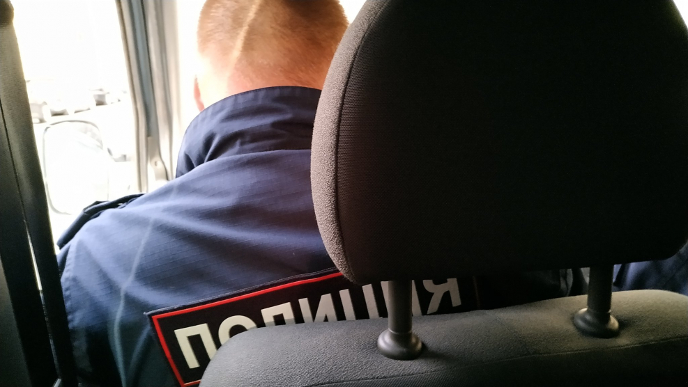 Сижу в полицейской машине