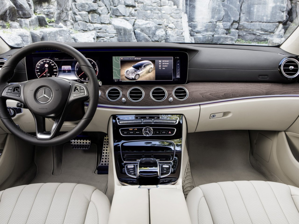 Мерседес-Бенц e350 новый салон