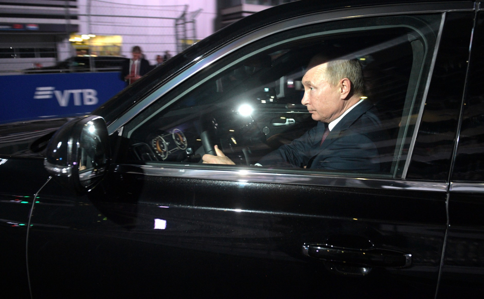 Президент России Владимир Путин за рулём Aurus