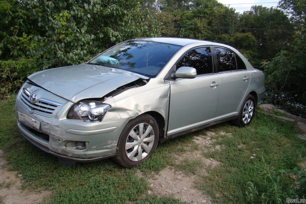 Тойота Авенсис 2005 битый